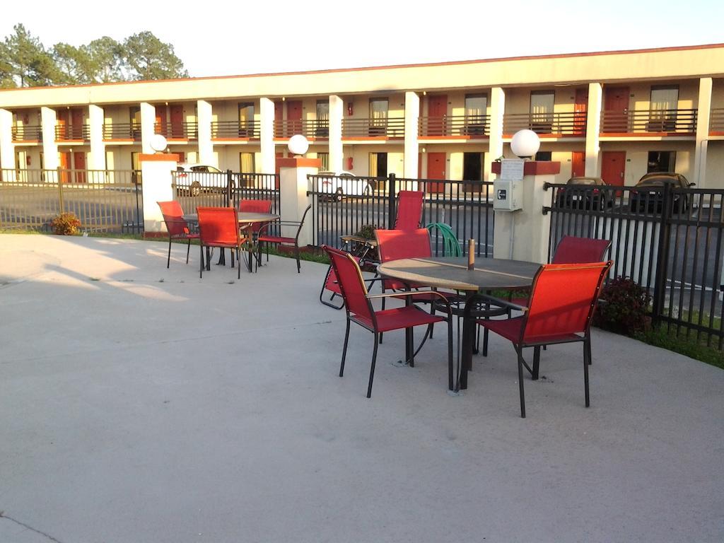New Valdosta Inn And Suites Экстерьер фото